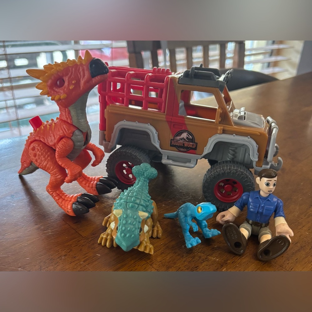 Fisher price Imaginext Jurassic World Dinosaur Camp Cretaceous Runaway Dinos Car